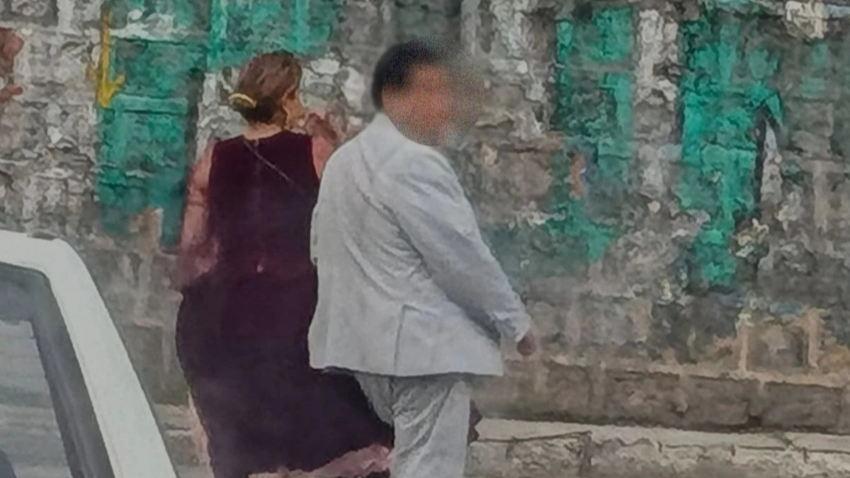 Jannet Bejarano junto al juez Ángel René S. C. luego de ser descubiertos. Foto: El Deber