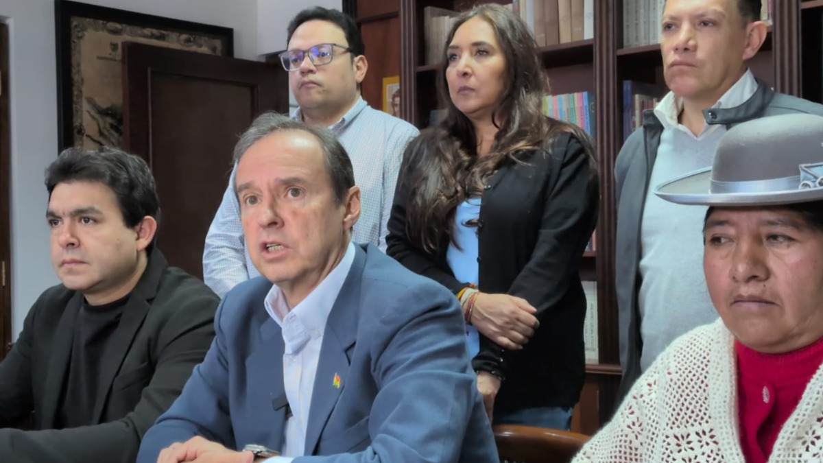 Jorge Tuto Quiroga junto a la bancada de Libre. Foto: Libre
