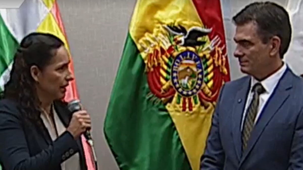 La ahora expresidenta de YPFB, Claudia Cronenbold, y el presidente, Rodrigo Paz.