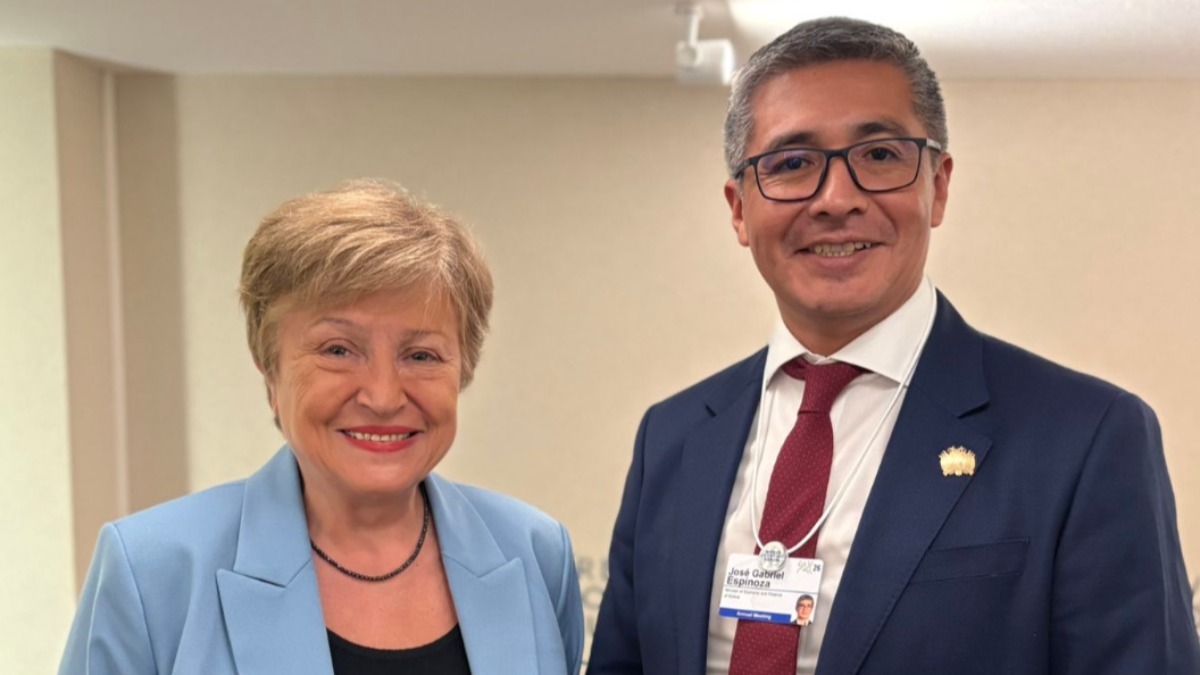 La directora del FMI, Kristalina Georgieva, y el ministro Economía, José Gabriel Espinoza.  Imagen de archivo de enero en el Foro de Davos Foto: X de Georgieva