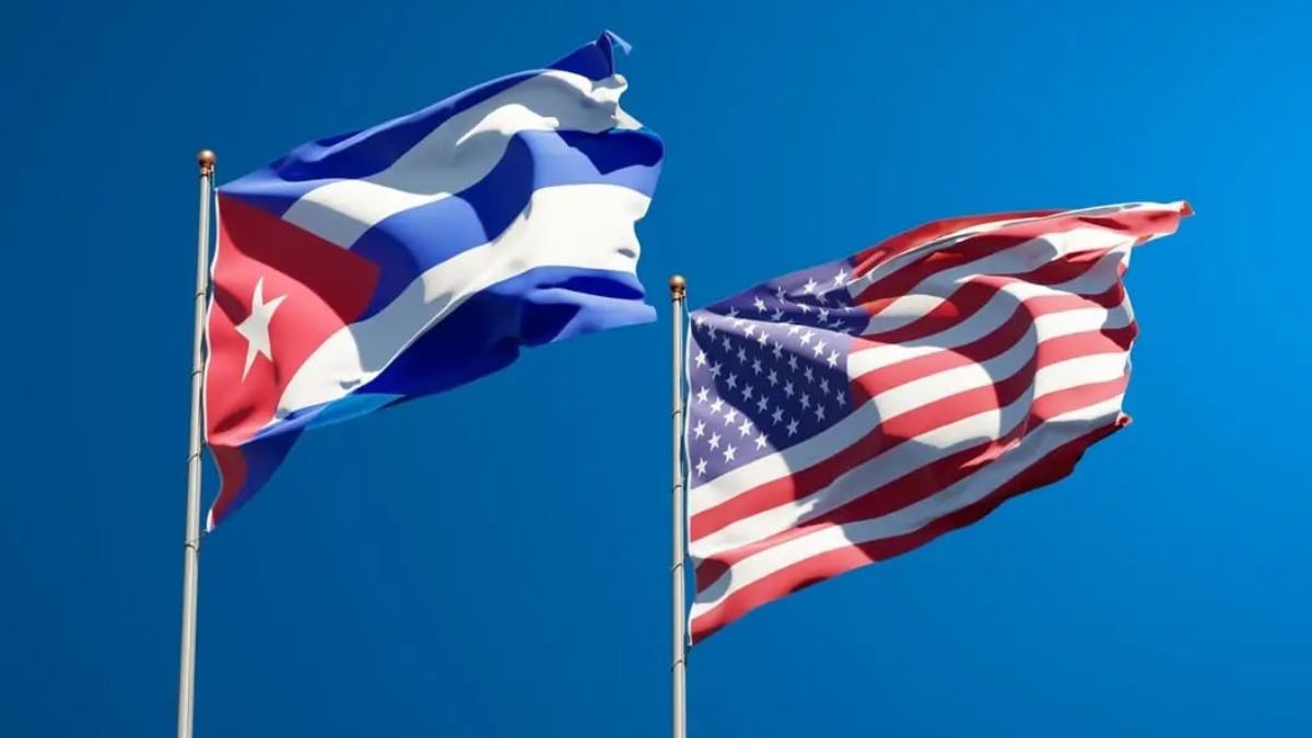 Las banderas de Cuba y de EEUU.