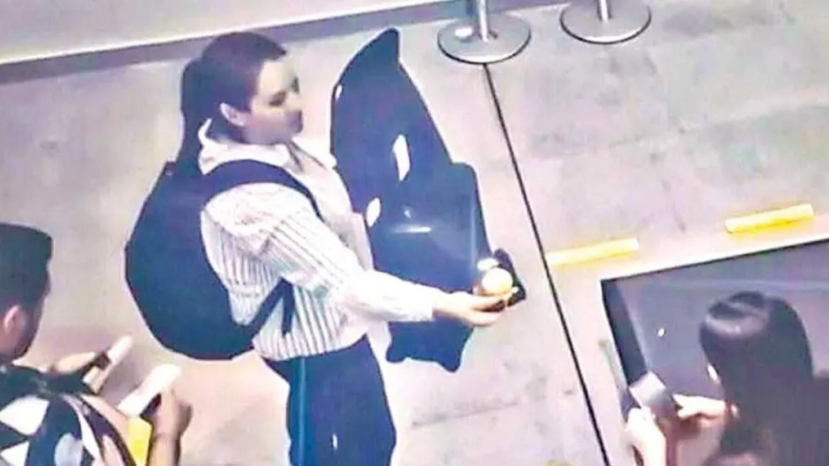 Laura Rojas presentando aparentemente su pasaporte diplomático para pasar los controles-