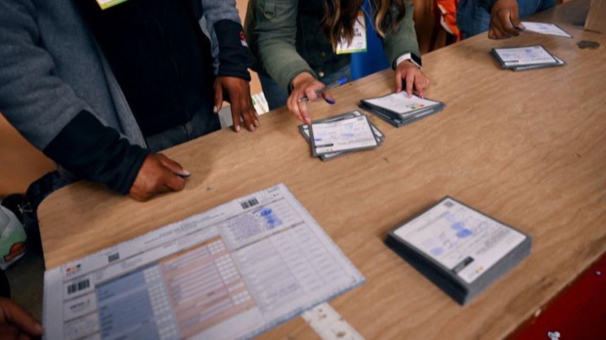 Los jurados de mesa alistan las papeletas de sufragio de las elecciones generales de 2025. Foto: Internet