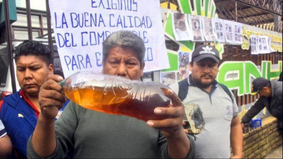 Los transportistas muestran la gasolina distribuida por las estaciones de servicio. Foto: ANF