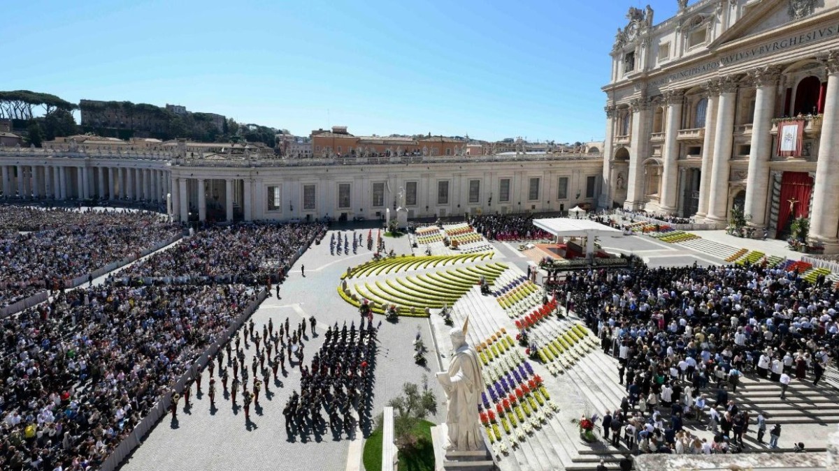 Misa de Domingo de Resurrección en la Plaza de San Pedro del Vaticano. Fotografía. Vatican Media