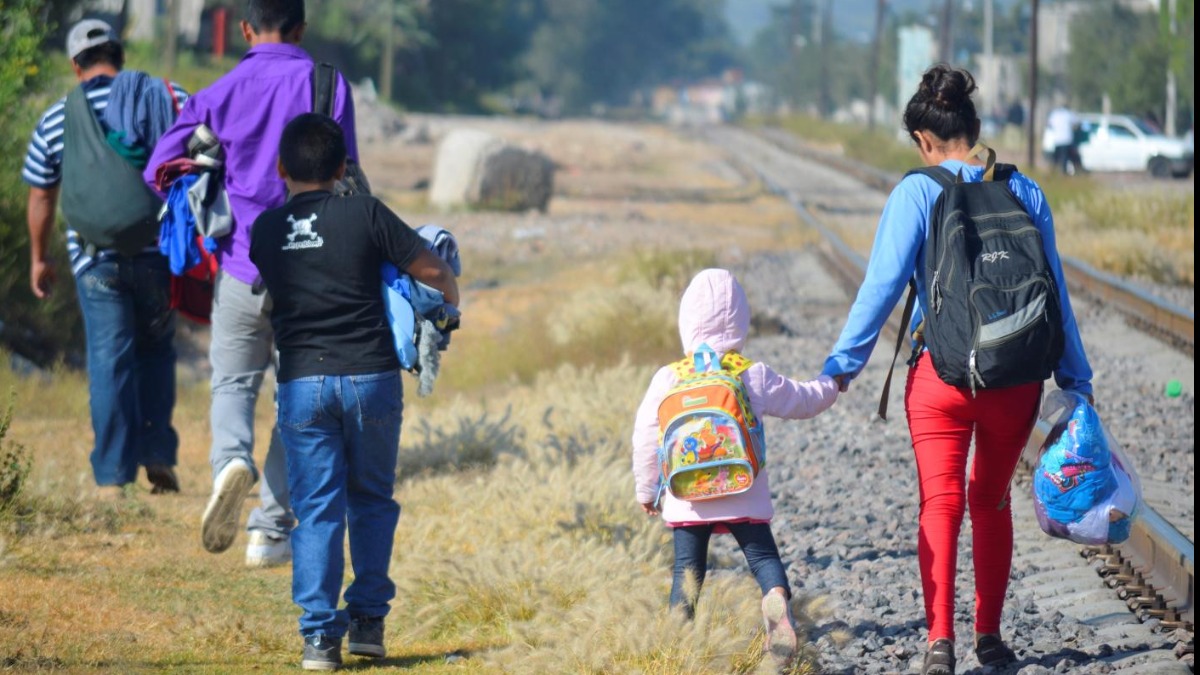 Niños migrantes con sus familias.