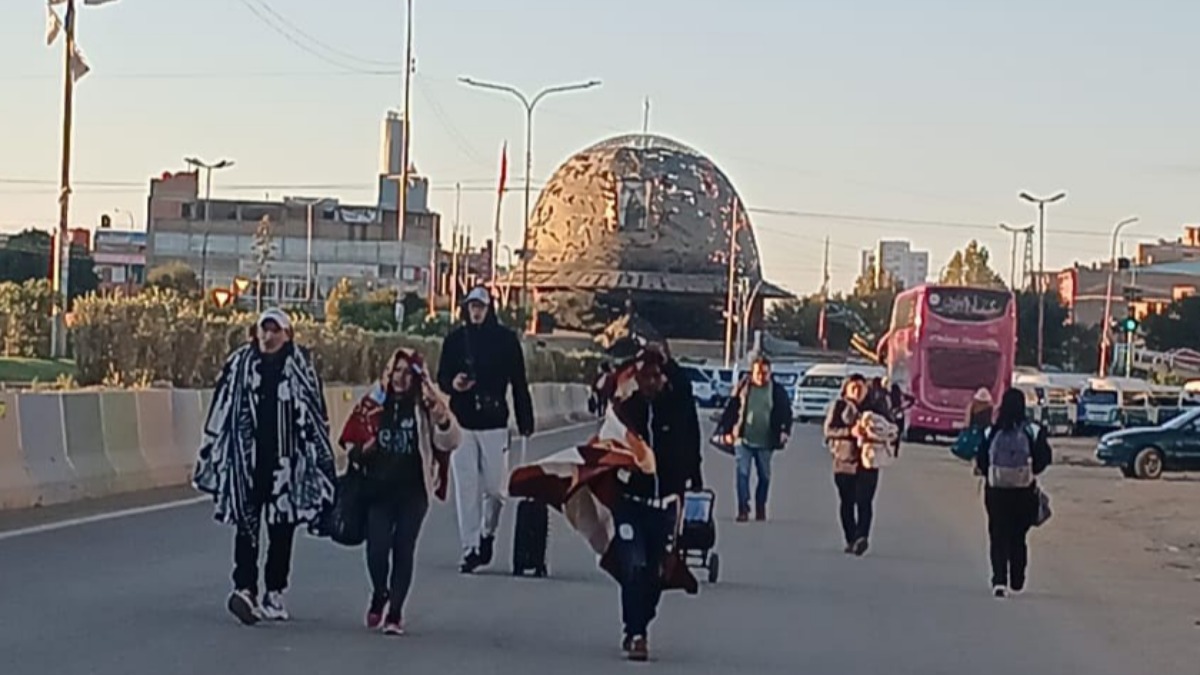 Pasajeros caminando tramos para llegar a sus destinos. Foto: Ni más ni menos