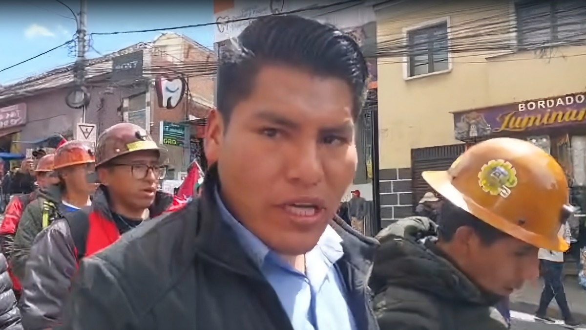 René Yahuasi, en la marcha para exigir una segunda vuelta por la Gobernación de La Paz. Foto: ANF