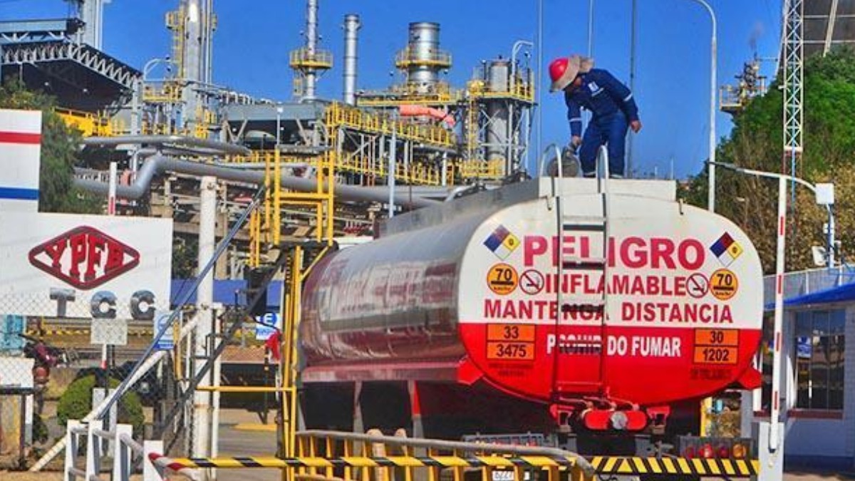 Un camión cisterna transporta combustible. Foto Internet.