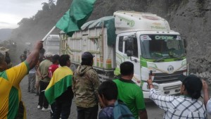 Alcaldes de Los Yungas acuerdan el levantamiento del bloqueo en la ruta La Paz-Caranavi