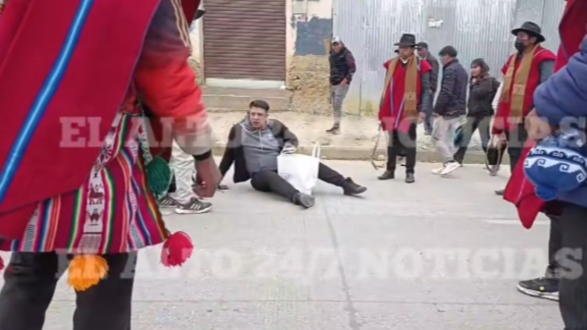 Agresión a un ciudadano. Foto: captura video de El Alto 24/7 Noticias