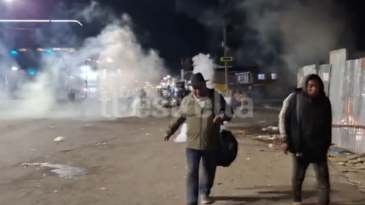 Algunos transeúntes escapan de los gases lacrimógenos. Foto: video de TL Estrella Noticias
