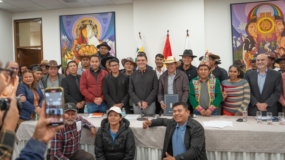 Autoridades de gobierno con dirigentes de la CSUTCB.