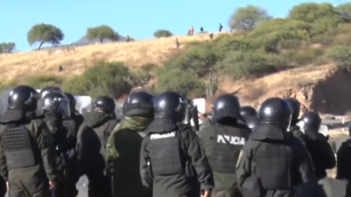 Bloqueadores responden con dinamita y piedras al avance policial en Parotani. Foto: Captura de video