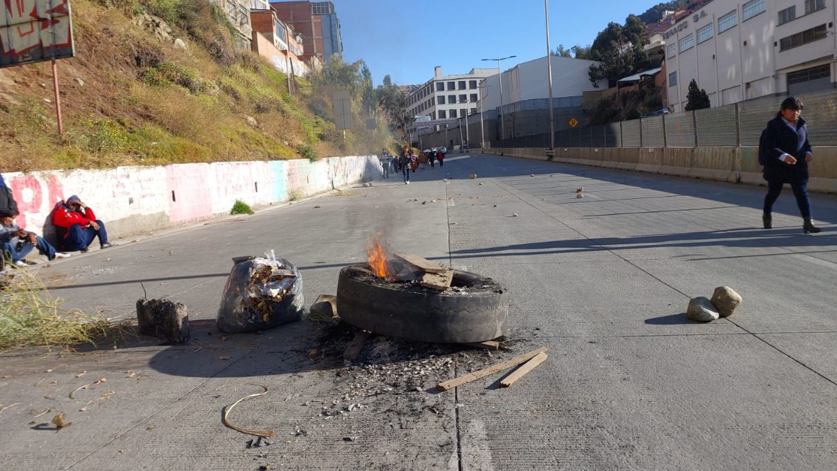 Bloqueo en la autopista, cerca al puente de la Cervecería. Foto: ANF