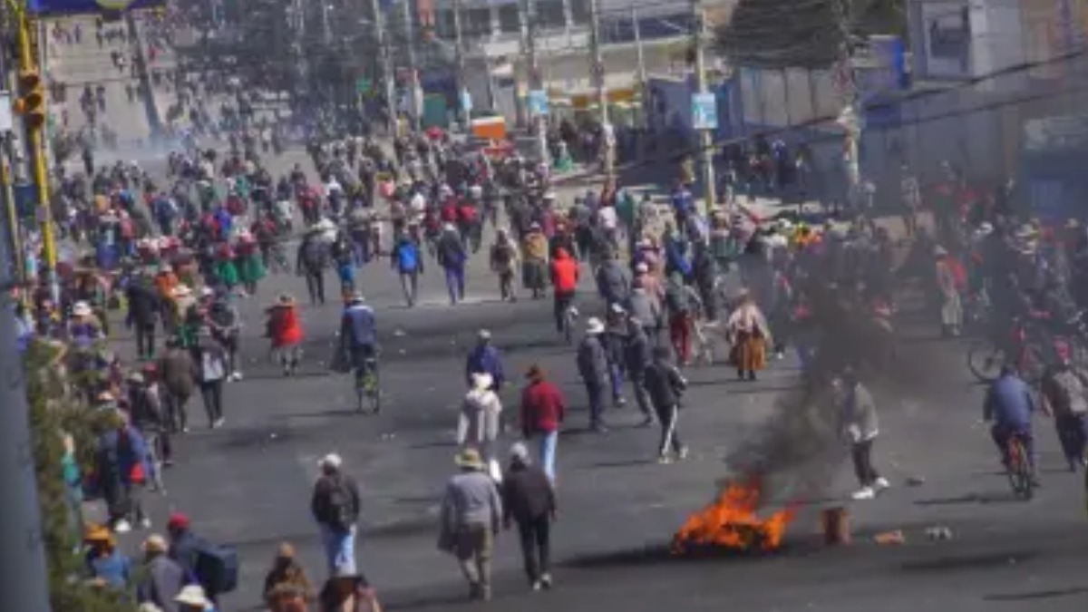 Bloqueo en la avenida Juan Pablo II, en El Alto. Foto: Internet