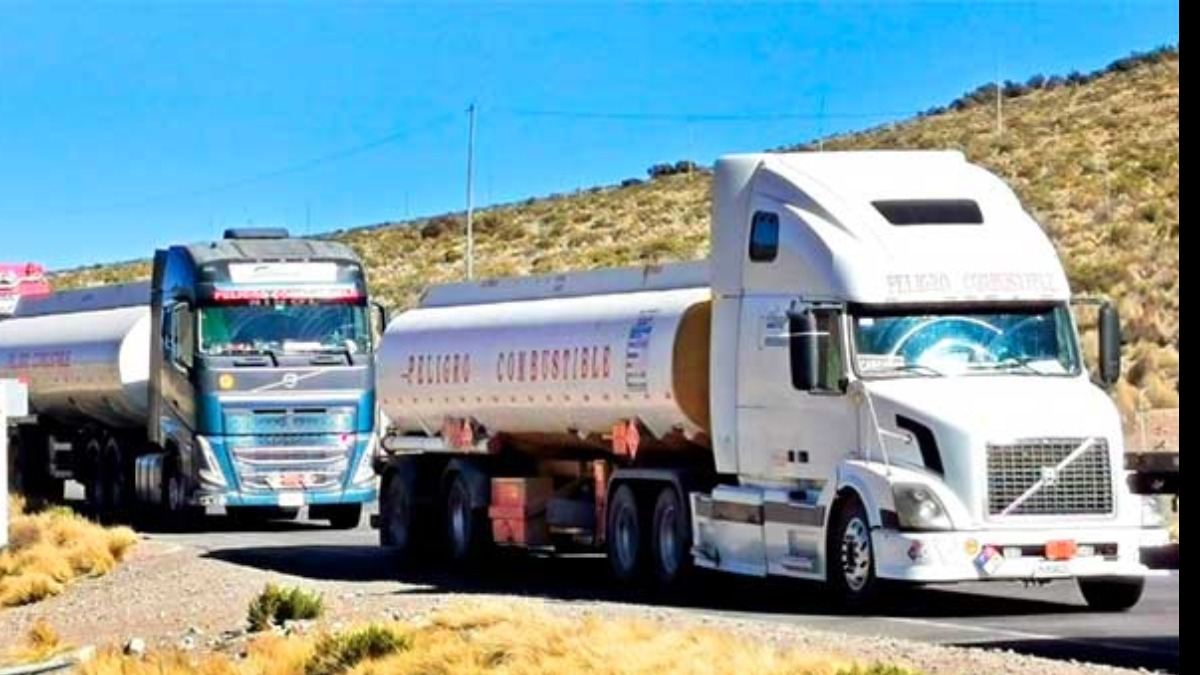 Camiones cisternas con combustibles varados en la carretera. Foto. RRSS
