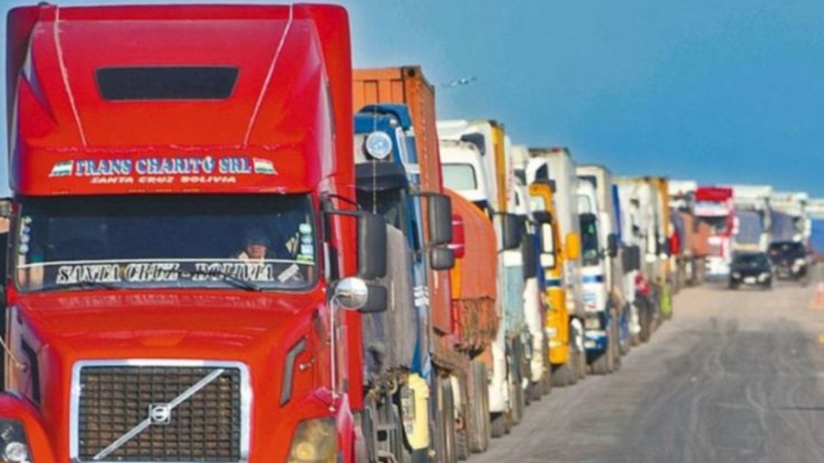 Camiones varados sobre las carreteras de Bolivia debido al bloqueo. Internet