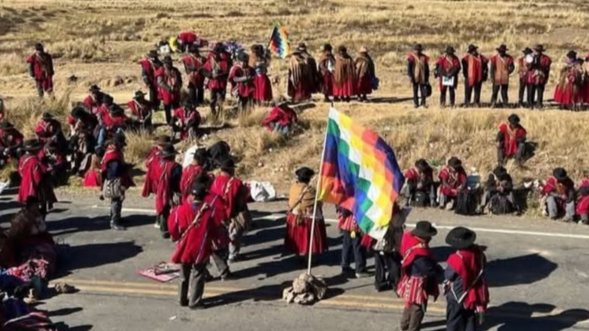 Campesinos bloquean en una carretera del altiplano. Internet