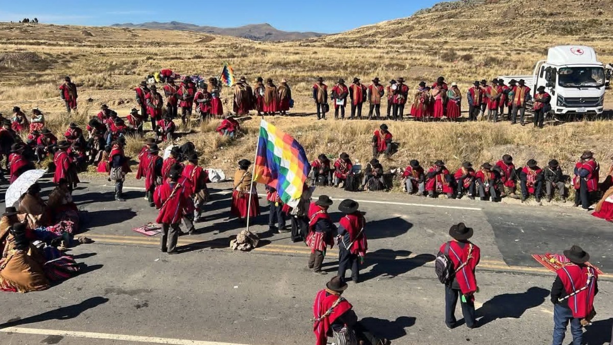 Campesinos bloquean la carretera hacia Copacabana, a la altura de Ancoraimes. Foto: RRSS