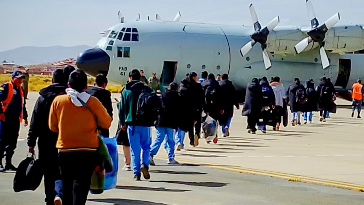Ciudadanos peruanos, la mayoría colegiales, fueron repatriados en un avión Hércules tras quedar varados en Bolivia.