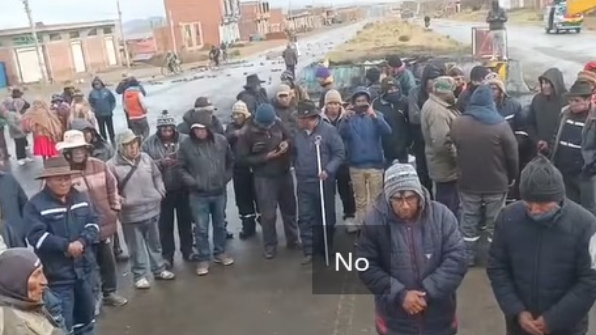 Comunarios velan al joven que murió este sábado. Foto: captura video