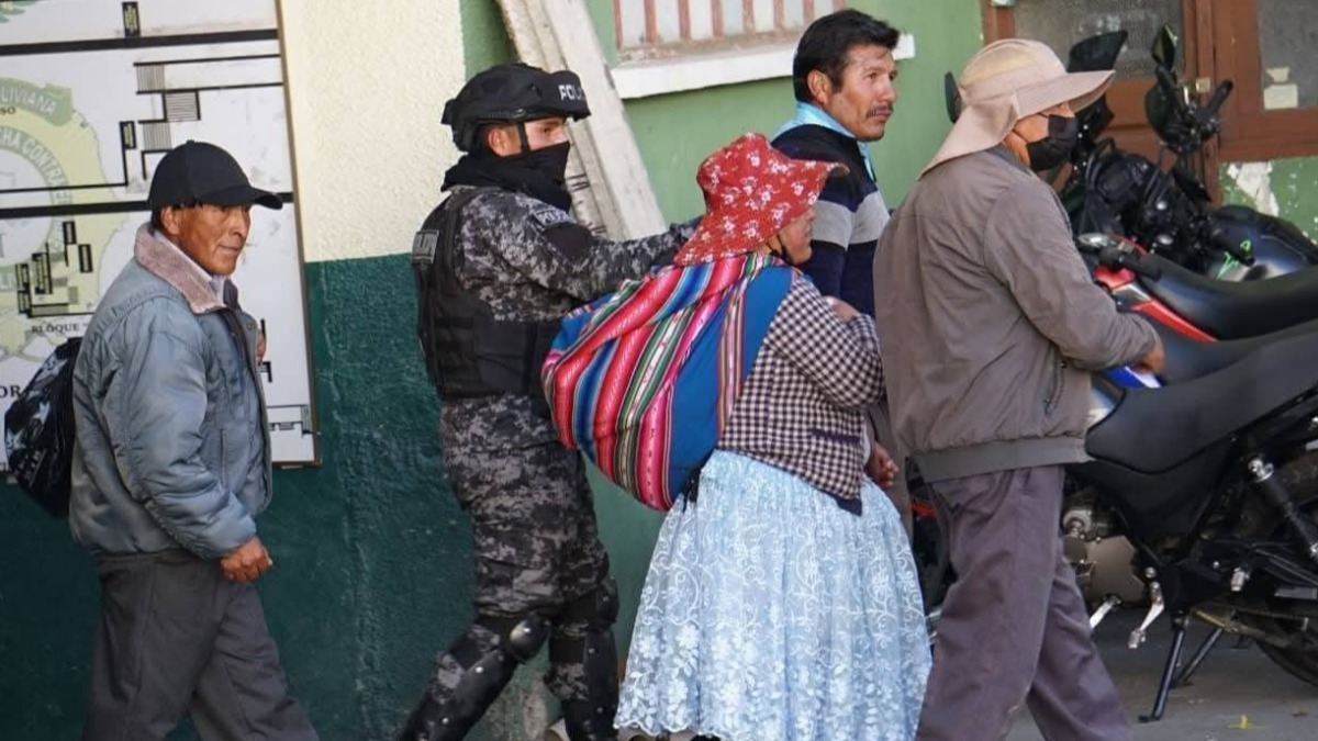 Detenidos en la jornada violenta del lunes. Foto: Bolivia Al Aire TV