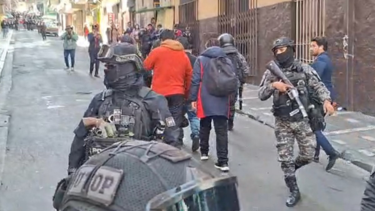 Dirigente del magisterio rural ingresando a dejar el pliego de su sector al Ministerio de Trabajo.