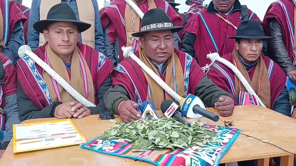 El dirigente de los campesinos de la provincia Camacho, Antonio Mallku, (centro)., anuncia que mantendrán los bloqueos.