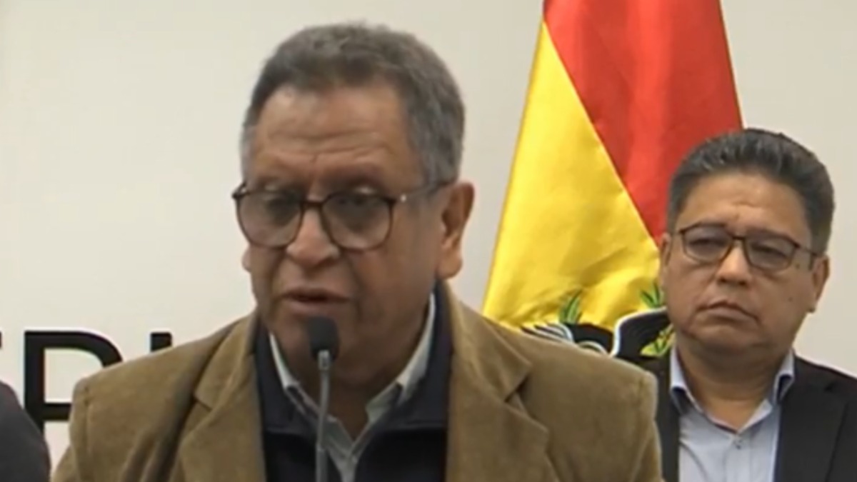 El ministro de Gobierno, Marco Antonio Oviedo, explica el operativo que se aplicará este sábado.