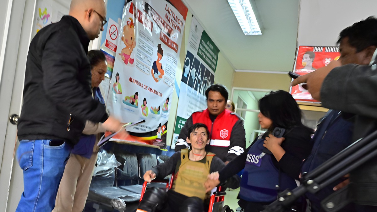 El periodista César Gonzales es asistido en un centro médico tras ser herido por un petardo.  Crédito: Franz Chávez – ANP