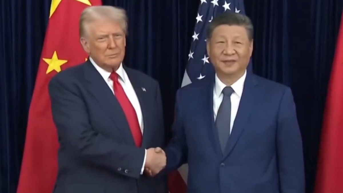 El presidente de EEUU, Donald Trump, estrecha la mano de su homólogo chino, Xi Jinping.