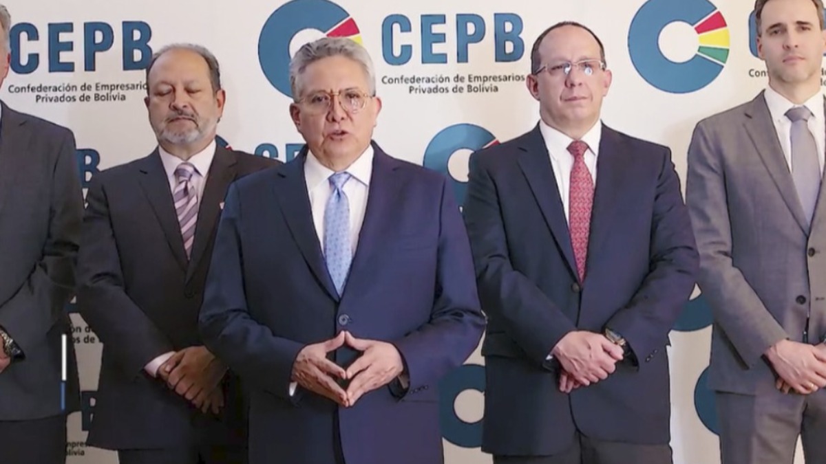 El presidente de la CEPB, Giovani Ortuño (c) y miembros de su directorio. Fotografía. Internet.