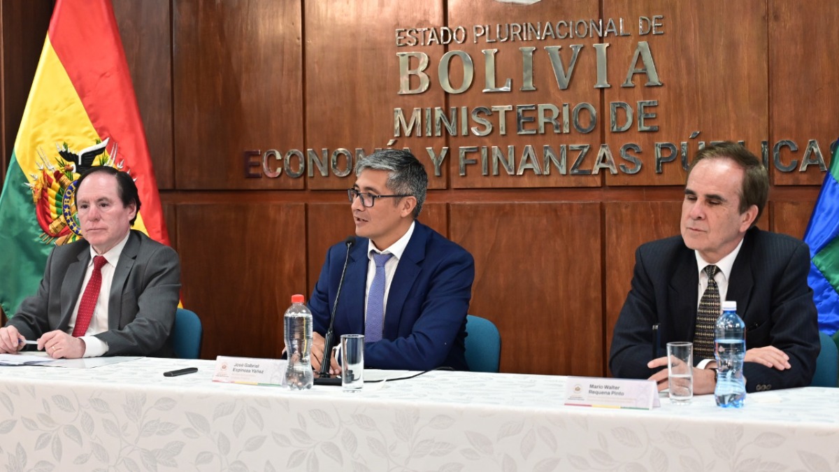 El presidente del Banco Central, David Espinoza; el ministro de Economía y Finanzas, José Gabriel Espinoza, y el diretor de la ASFI, Mario Requena.