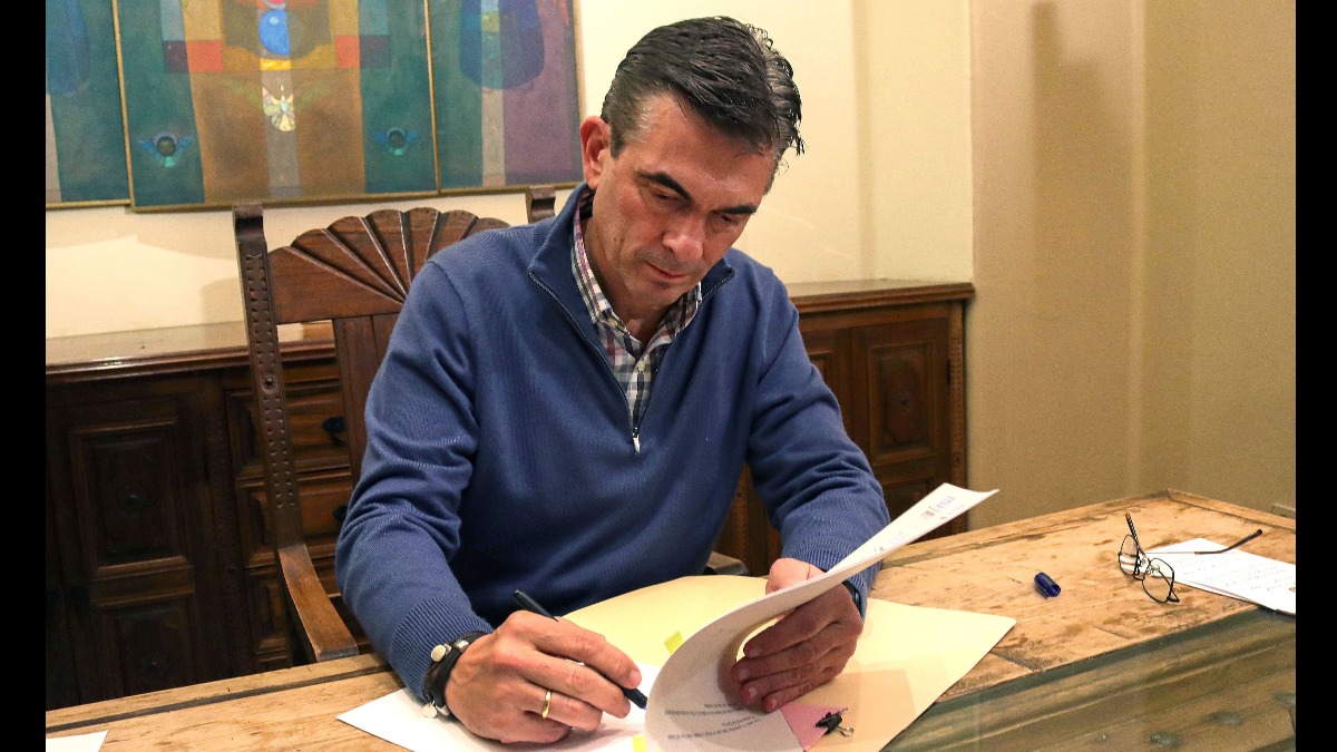 El presidente del país, Rodrigo Paz, firma la abrogación de la norma 1720