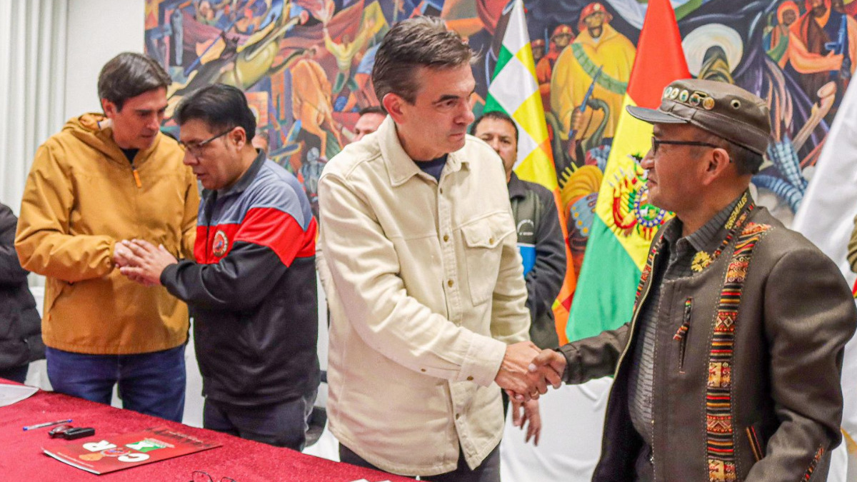 El presidente Rodrigo Paz con dirigentes de la COR de El Alto. Foto: Oficina presidencial