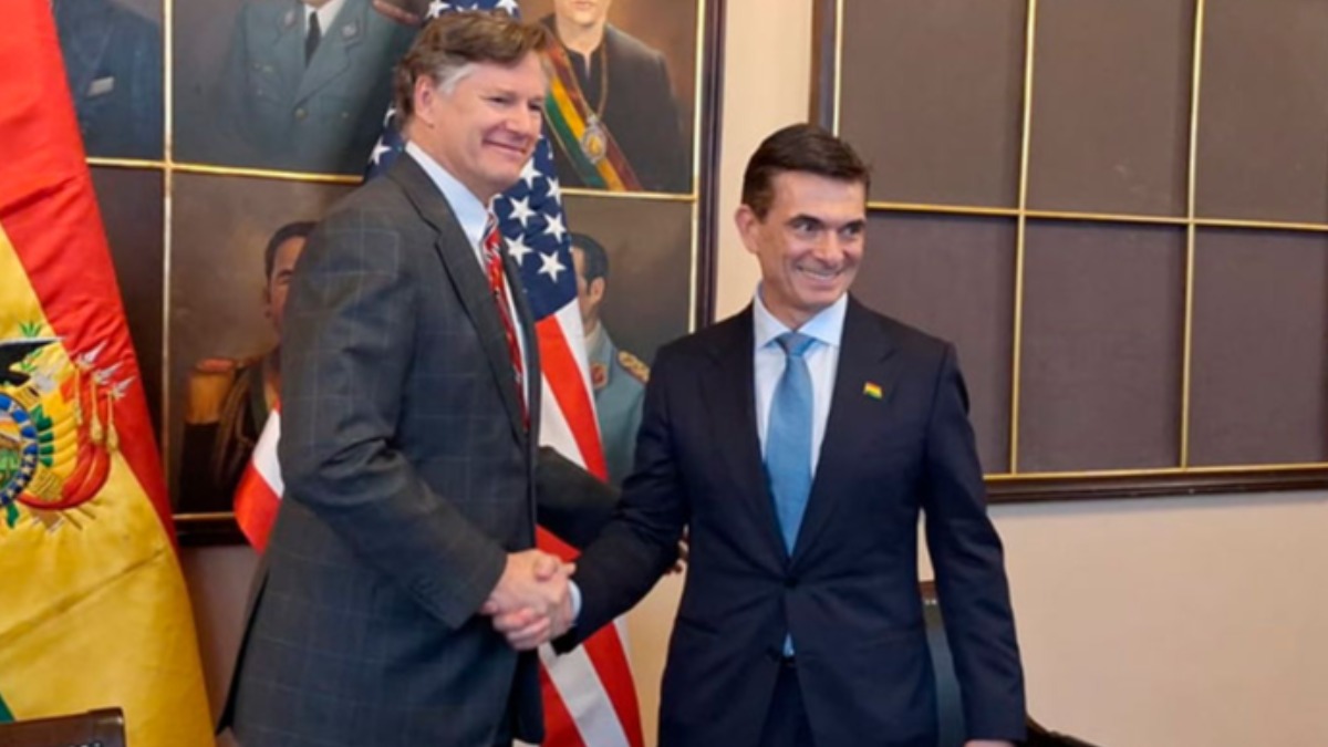 El subsecretario de Estado de EE.UU., Christopher Landau,  y el presidente Rodrigo Paz.