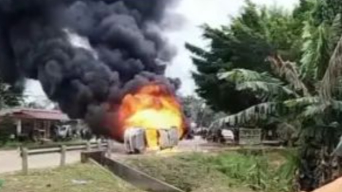 El vehiculo policial implicado en el accidente de tránsito fue quemado. Captura de video Unitel.