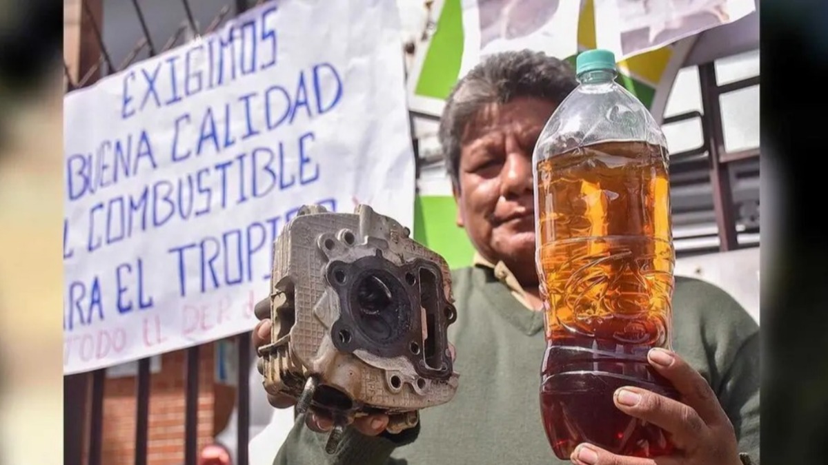 En una protesta en febrero, los transportistas mostraron el combustible contaminado. Foto: Opinión