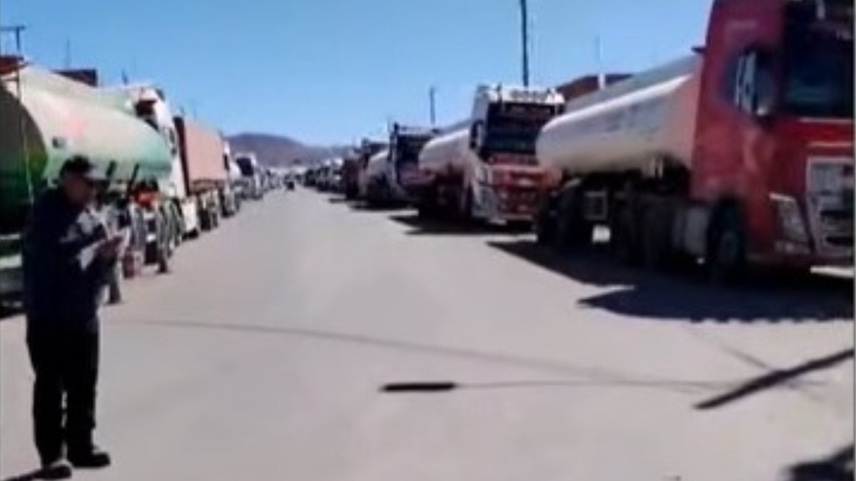 Filas en el lado peruano de la frontera con Bolivia