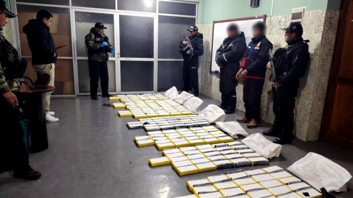La Armada y las FELCN presentan a los dos detenidos y la cocaína decomisada. Fotografía: FELCN