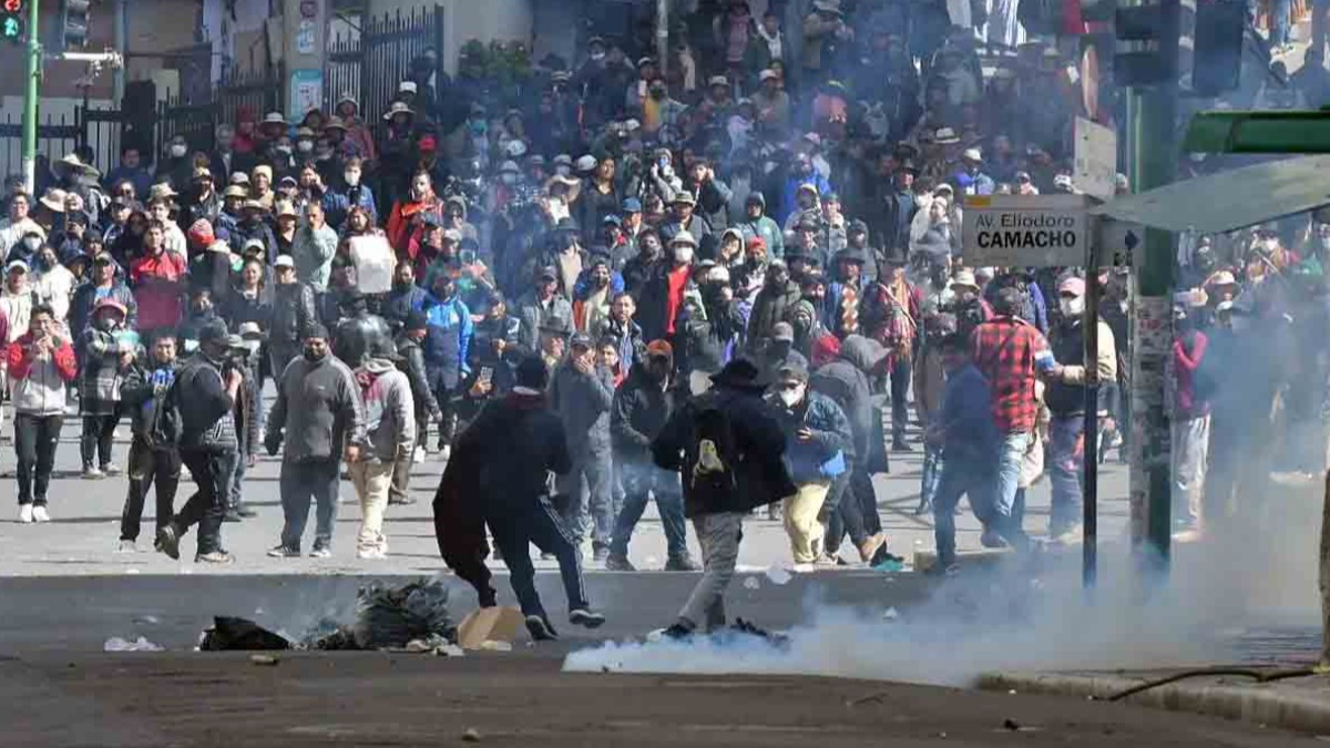 La intervención policial provocó la dispersión de los marchistas que piden la renuncia del presidente Paz. Foto: RRSS