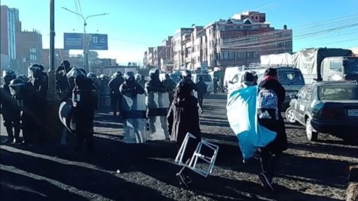 La policía desbloqueó la avenida Juan Pablo II, de El Alto. Foto: ANF