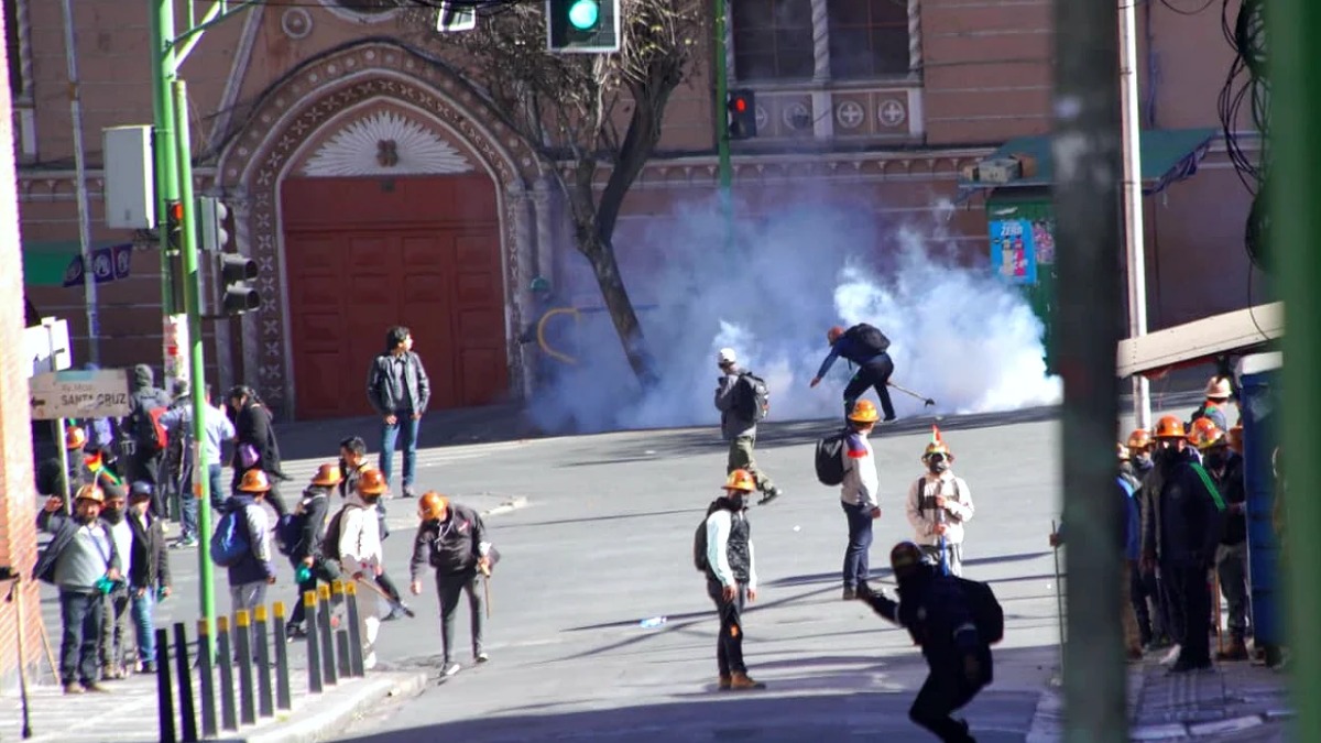 La policía gasificó a los mineros cooperativistas. Foto: Internet