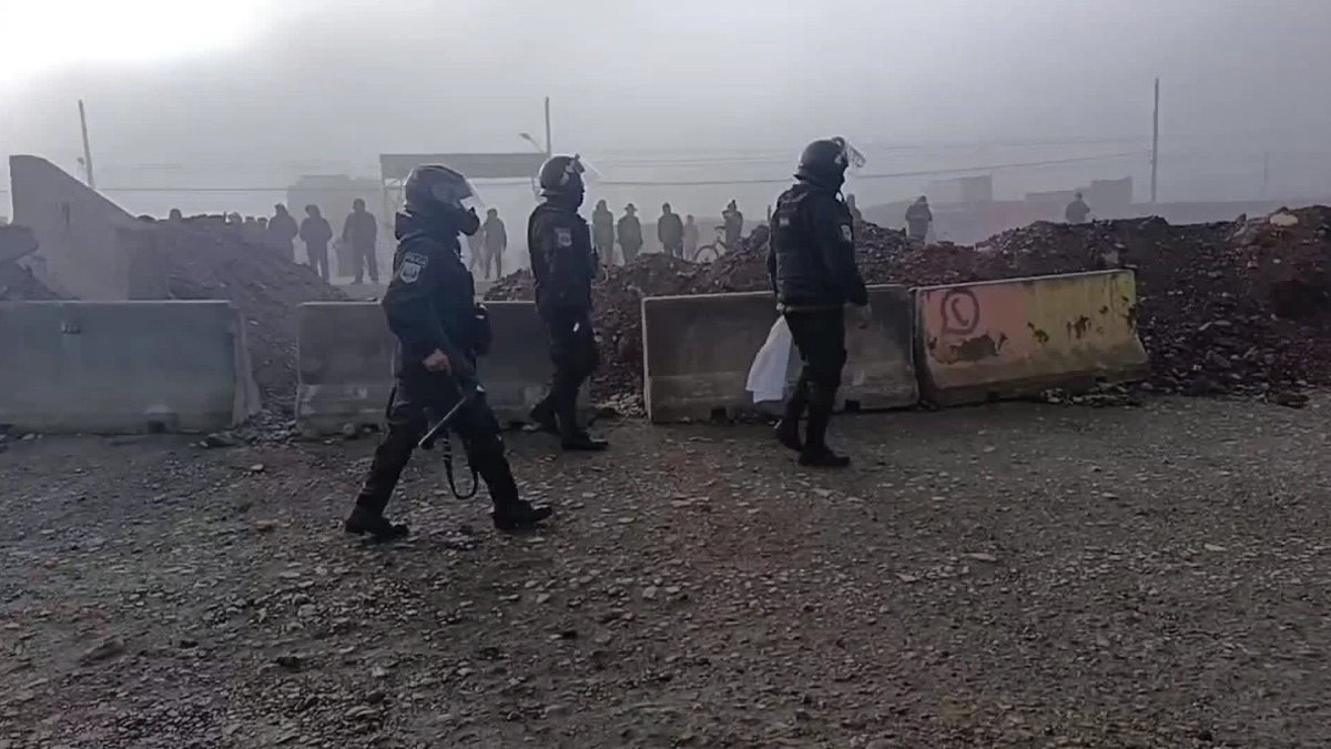 La policía intentó desbloquear la carretera a Oruro. Foto: RRSS