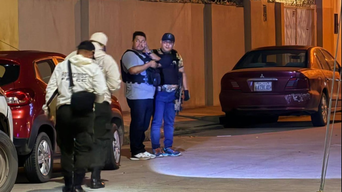 La policía llegó hasta el condominio donde fue asesinado el magistrado. Foto: Cortesía.