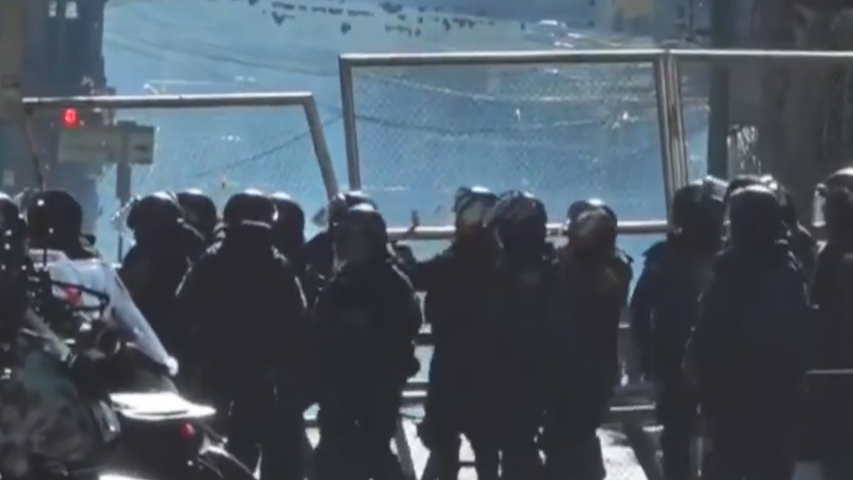 La  Policía resguarda las inmediaciones de la Plaza Murillo