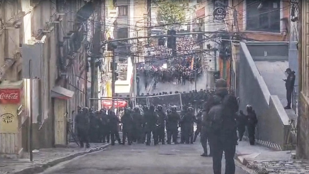 La Policía utilizó agentes químicos para contener el avance de manifestantes que intentaban ingresar a Plaza Murillo. Foto: ANF