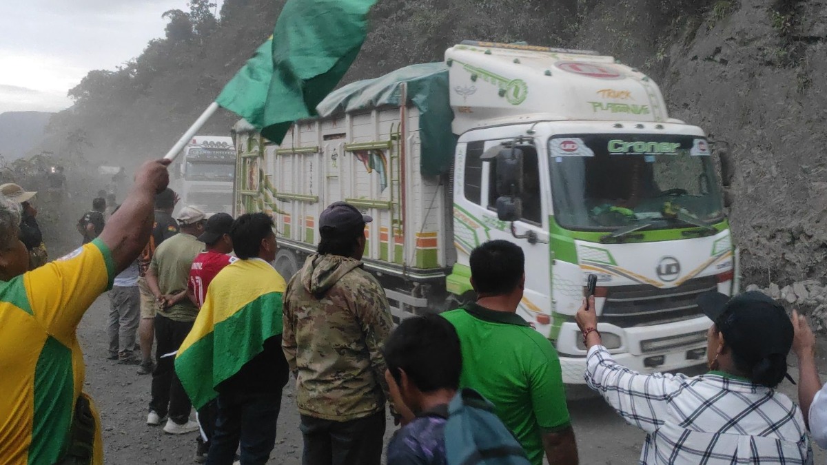 Levantamiento del bloqueo la carretera entre Caranavi y La Paz. Fotografía: Telenorte.