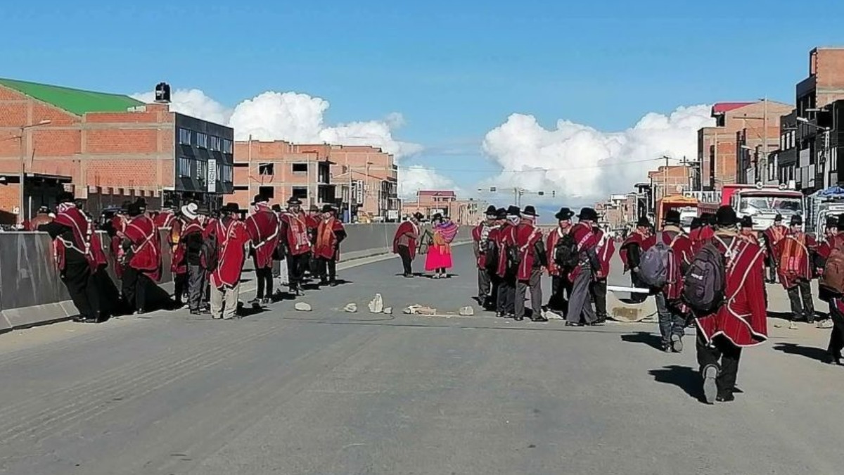 Los campesinos bloquearon las principales vías que conectan El Alto con Copacabana y Desaguadero. Foto: RRS